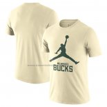 Maglia Manica Corta Milwaukee Bucks Essential Jumpman Crema