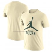 Maglia Manica Corta Milwaukee Bucks Essential Jumpman Crema