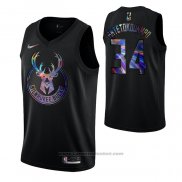 Maglia Milwaukee Bucks Giannis Antetokounmpo #34 Iridescent Logo Nero